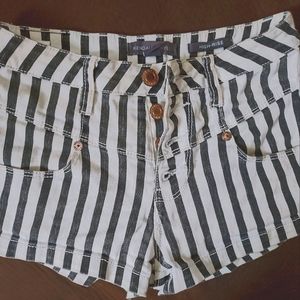 Kendall & Kylie black and white striped high rise shorts size 1, junior